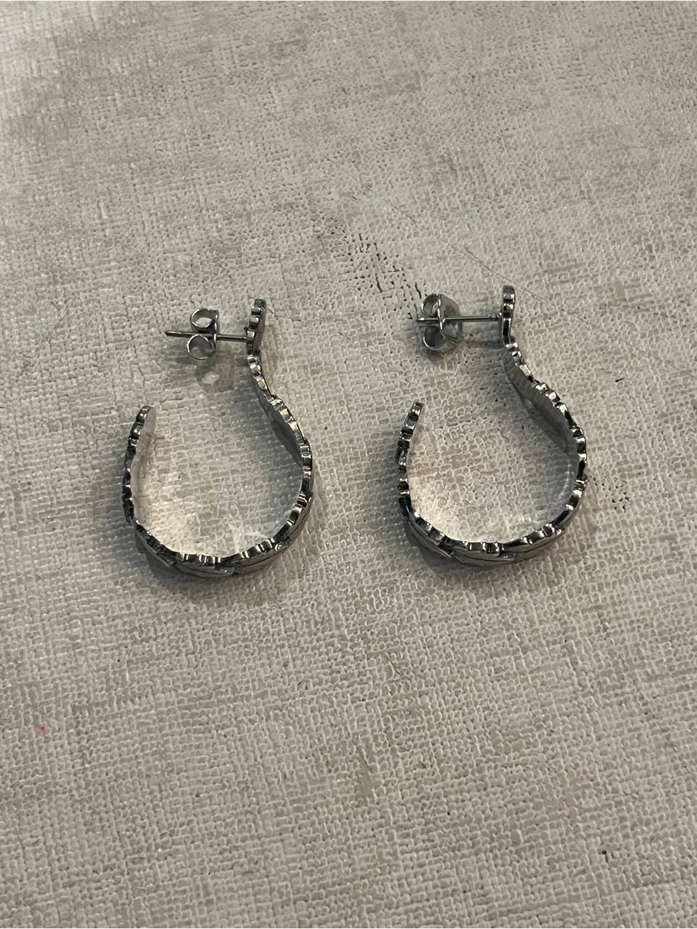Vintage silver tone leaf Hoop studEarrings. Perfect for fall! - Picture 2 of 4